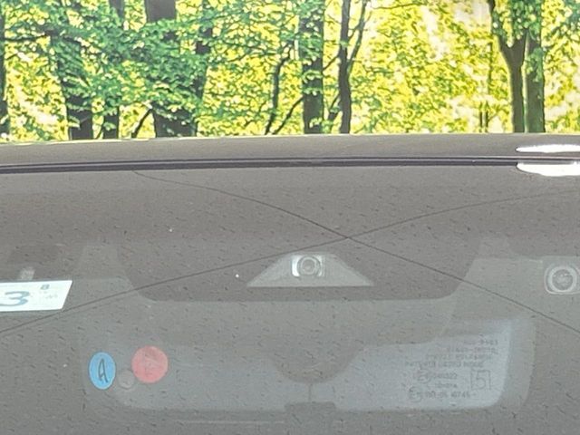 【トヨタセーフティセンス】走行中に前方の車両等を認識し、衝突しそうな時は警報とブレーキで衝突回避と被害軽減をアシスト。より安全にドライブをお楽しみいただけます。