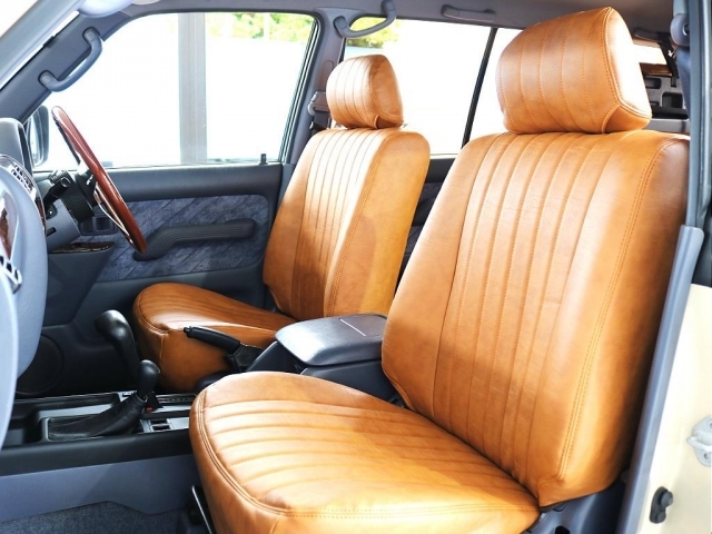 全席にFLEXオリジナルのクラシックシートカバーが装着済み！車内の雰囲気もとても良い感じに仕上がっております！