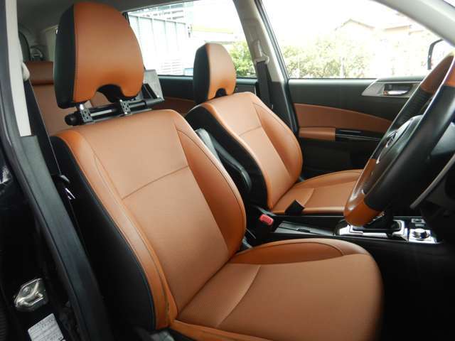 ハーフレザーシートを採用しており上品かつ高級感のあるインテリアですっ！　運転席、助手席ともにパワーシートを装備しており乗車される方にピッタリのシートポジションをラクラク設定可能ですっ！