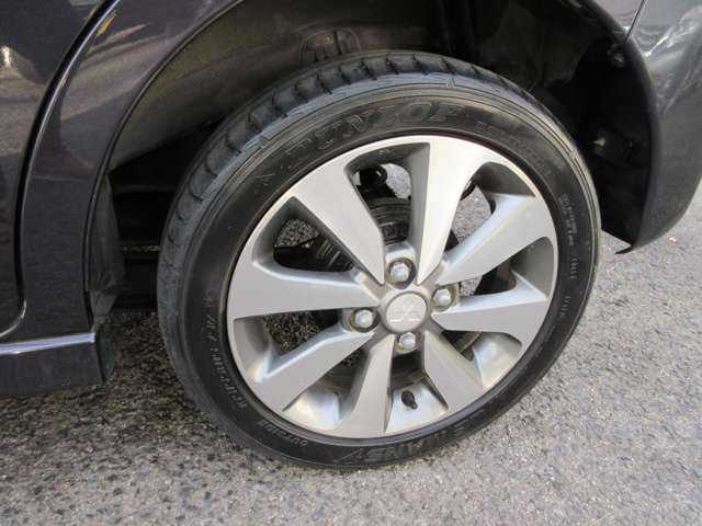 純正アルミがかっこよく似合っています