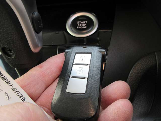 キーはポケットの中？この丸いボタンでエンジンスタート！