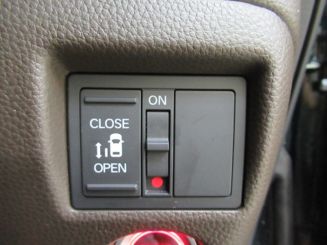 ■電動スライドドア■運転席脇のスイッチを押すだけで、左側のスライドドアを開閉することができます！