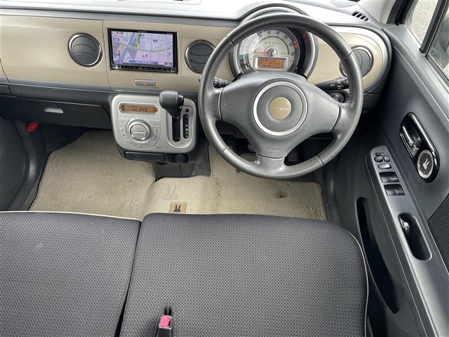 【フロアマット】純正のフロアマットがついています！車内を綺麗に保つのには必須のアイテムです。