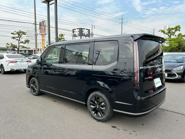 【左斜後】お車を左後ろから見るとこのような感じになります。テールランプやドアバイザー等装備品を確認できます。