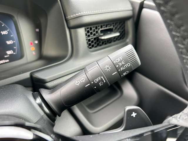 【オートライト（AUTO）】外の明るさをシステムが感知して、自動でヘッドライトが点灯します！ヘッドライトをつけ忘れを防ぐ便利機能です。