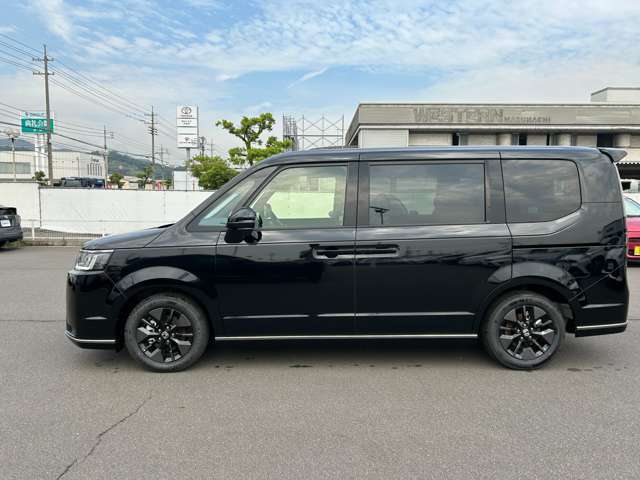 【左】お車を左から見るとこのような感じです。ヘッドライトの形や、エアロなどの装備品を確認できます。