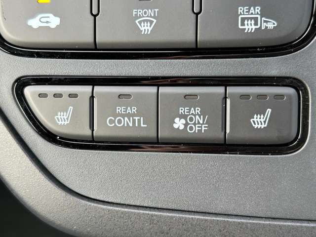 【シートヒーター】シートを温めてくれる暖房機器です！長時間座っていると負担が掛かりやすい背中や腰、または冬場などの寒い日に冷えやすい脚部に快適なぬくもりを伝えます。
