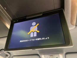 【フリップダウンモニター】大画面モニターで後席でもエンタメをお楽しみいただけます。小さなお子様にも大人気の装備です♪