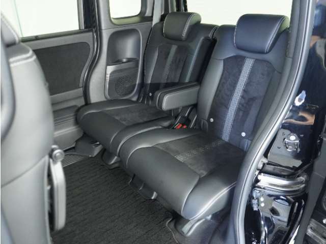 家族やご友人とBBQに行くとき、楽しさは道中の車内から始まっています！このベンチシートに座って、みんなで和気あいあい盛り上がりましょう！