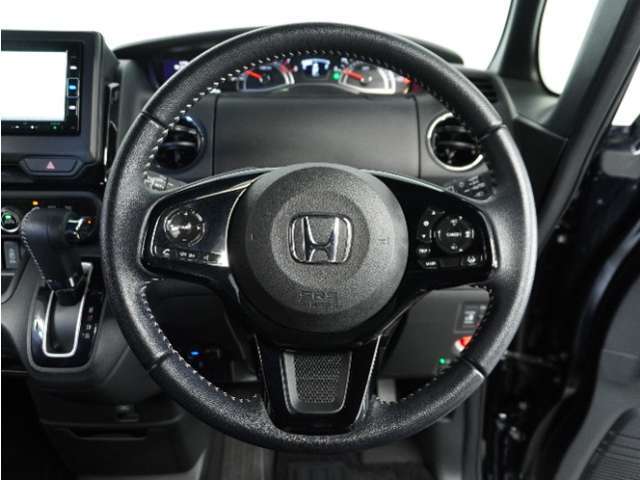 【Honda SENSING】 カメラ等装置で精度の高い検知能力を発揮、安全運転を支援します。ステアリング上のコントローラーに注目！