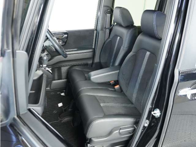 運転席と助手席は足元が繋がっているので自由に行き来しやすいので駐車場が狭いときでも助手席側からスムーズに乗り降りできて便利！