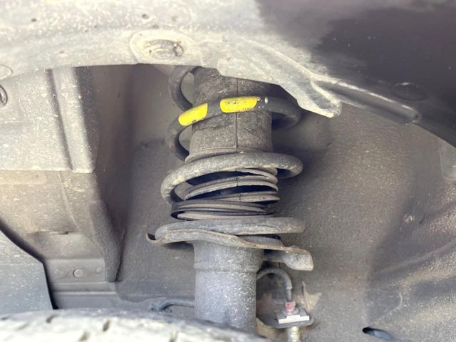 お車を安心してお乗りいただく為には、足回りの定期点検が欠かせません。サービスサポート（有償保証）では無料点検もご提供しており、安心のカーライフをお過ごしいただけるサポート体制が整っています。