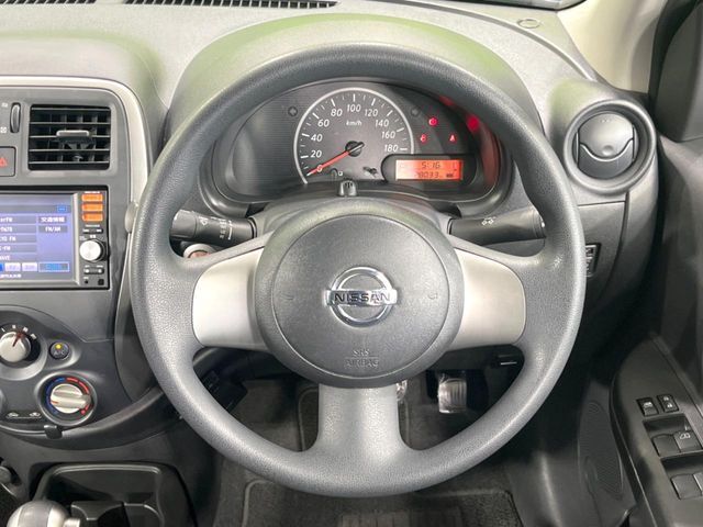 インテリアに合わせたデザインのステアリングは、運転される方のことも考え、運転しやすい形状、大きさです。是非一度、実際に触ってお確かめください。