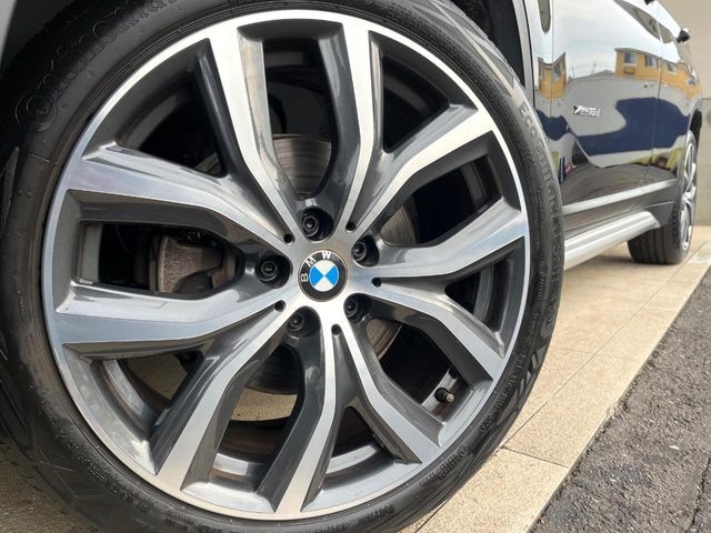 ●純正19インチアルミホイール：輸入車ならではの卓越した走りを支えるホイールと足回りです！日本車の走りに慣れている方にもぜひ体感して頂きたいほど、高いレベルでまとまっています！