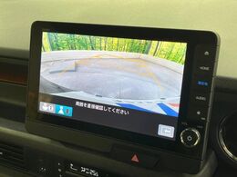 【バックカメラ】駐車時に後方がリアルタイム映像で確認できます。大型商業施設や立体駐車場での駐車時や、夜間のバック時に大活躍！運転スキルに関わらず、今や必須となった装備のひとつです！