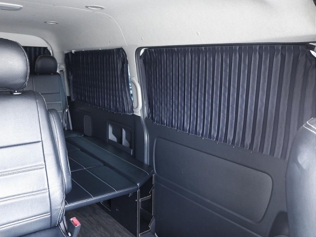 UIvehicle製車内カーテンが後部座席すべての窓に装着されているため、車中泊にピッタリです☆