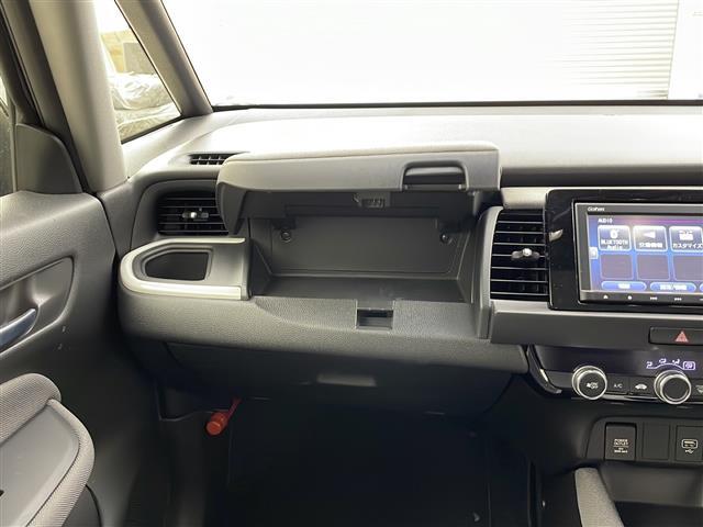 【グローブボックス】車検証ケースや、日頃使う小物類の収納に便利ですね！