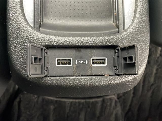 【ETC】有料道路を利用する際に料金所で停止することなく通過できる、ETC車載器（ノンストップ自動料金収受システム機器）が装備されています。セットアップを行うことで利用可能になります。