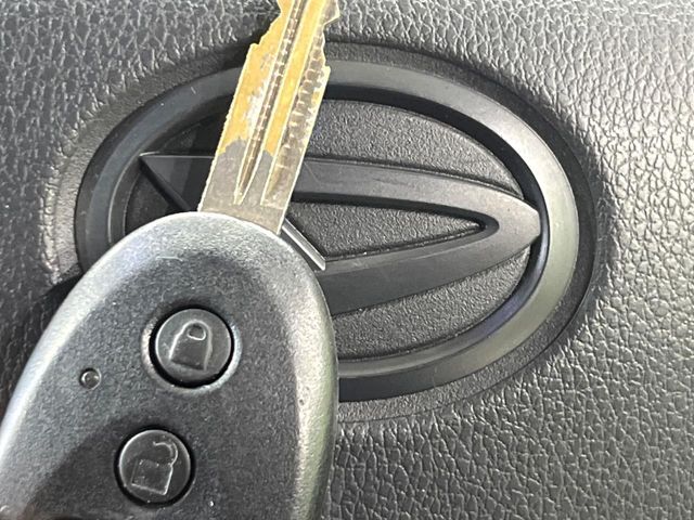 【キーレス】少し離れた場所からでもボタン一つでドアの開錠・施錠ができるのでとっても便利！ドアの鍵穴周りに傷をつけることもありません♪