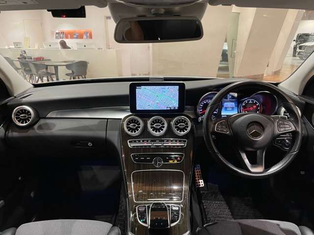 LIBERALAは、輸入車選びの新たなスタイルを提案するインポート・セレクト・ブランドです。オーナー様となる方がクルマから直接感じる感性を第一にした、最良の一台との出会いをコーディネートいたします。