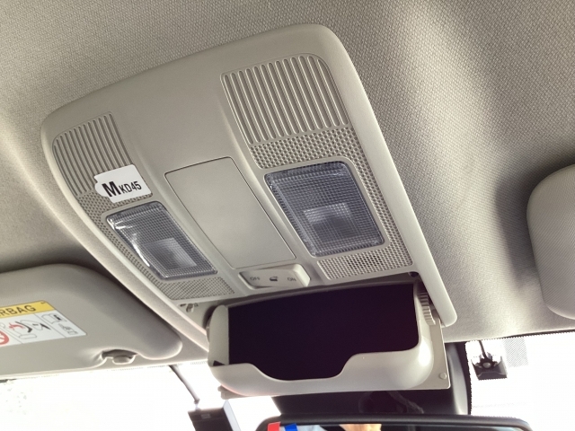 オーバーヘッドサングラスホルダーが付いていますのでドライブで使う小物を入れておくのに便利です。