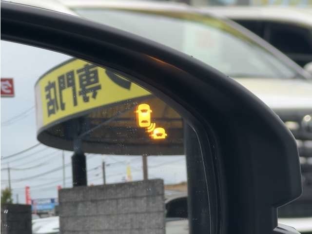 ブラインドスポットモニター！走行中、ドアミラーでは確認しにくい後側方エリアに存在する車両に加えて、隣接する車線の約60m後方までモニターし、急接近してくる車両も検知します。