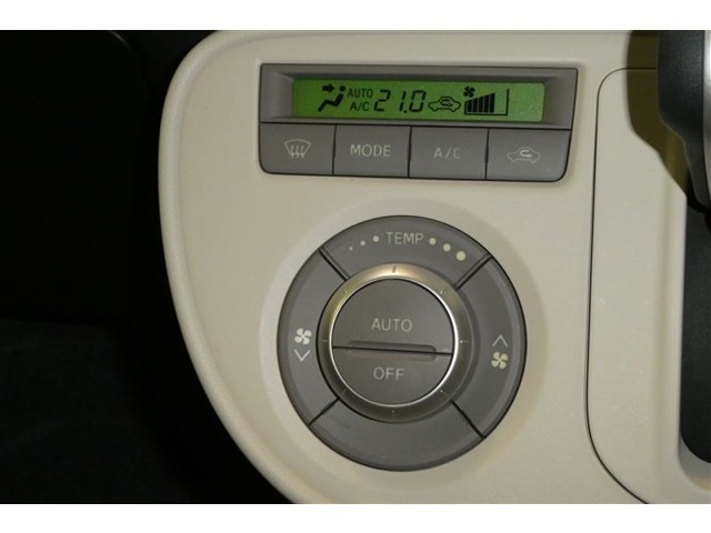 設定温度を維持してくれる便利なオートエアコンが装備されています♪