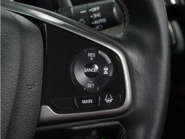 【アダプティブクルーズコントロール】ステアリングのスイッチを操作するとミリ波レーダーで先行車との距離を測定。設定を適切に保ちながら加速・減速、さらに停止まで自動に追従します。