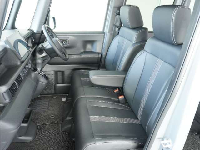 運転席と助手席は足元が繋がっているので自由に行き来しやすいので駐車場が狭いときでも助手席側からスムーズに乗り降りできて便利！