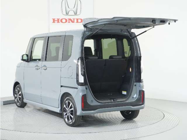 フル乗車でもしっかり荷物を収納出来るラゲッジスペースです。普段の買い物でしたらしっかり積める十分な荷室スペースを確保しています。