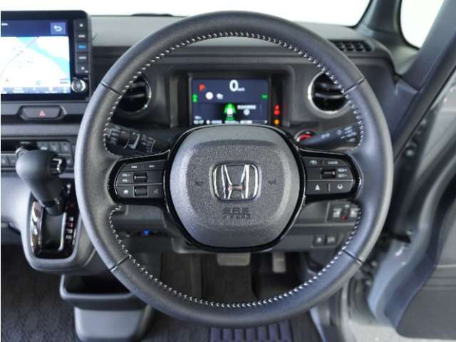 【Honda SENSING】 カメラ等装置で精度の高い検知能力を発揮、安全運転を支援します。ステアリング上のコントローラーに注目！
