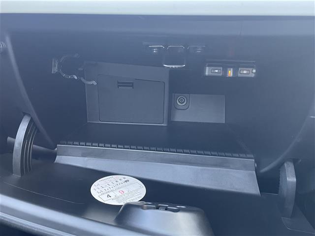 【ETC】有料道路を利用する際に料金所で停止することなく通過できる、ETC車載器（ノンストップ自動料金収受システム機器）が装備されています。セットアップを行うことで利用可能になります。