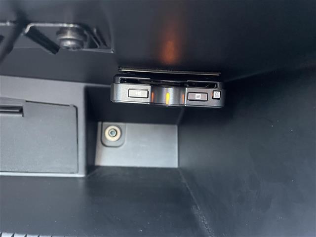 【ETC】有料道路を利用する際に料金所で停止することなく通過できる、ETC車載器（ノンストップ自動料金収受システム機器）が装備されています。セットアップを行うことで利用可能になります。