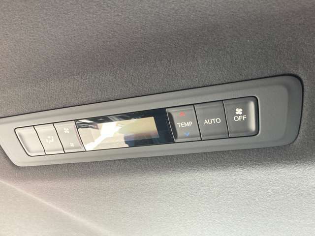 ◆後部座席エアコン◆車内の温度調節が後部座席でできるのは、嬉しい機能！