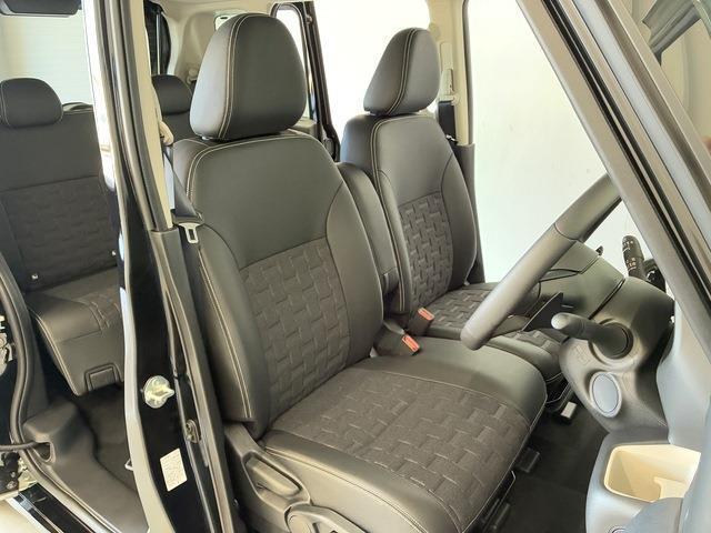 ハーフレザーシート/ブラック★4WD★e-Assist（衝突被害軽減ブレーキ・踏み間違い衝突防止・車線逸脱警報・車線逸脱防止）