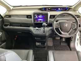 車内は光触媒抗菌消臭施工済です。インパネ周りはスタイリッシュなデザインで機能や装備も充実しています。グローブボックスやカップホルダーのほかにトレーなどたくさんの収納スペースが付いています。