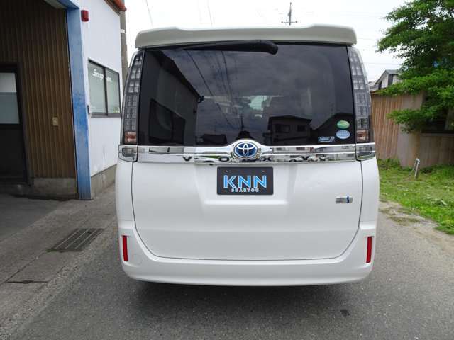 第三者機関の日本自動車鑑定協会（JAAA）の鑑定師が中古車を鑑定。プロがグレーディングレポート（鑑定証）を一台一台に発行します。