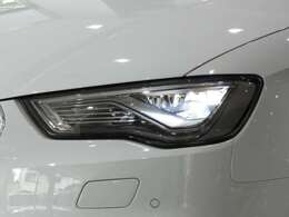 広範囲を明るく照射し高い視認性を確保するオプション設定のLEDヘッドライトを採用！視認性が低下する夜間での視界を向上させ安全なドライブをサポートします！！