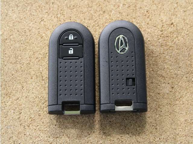 スマートキーが付属します。携帯しているだけでドアの施錠・開錠、IGのON・OFFができて便利です。