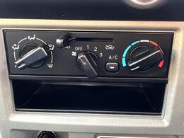 寒い冬も暑い夏も全席に快適な空調を届けてくれる、ダイヤル式エアコンを装備♪