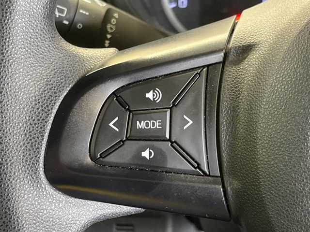 【ステアリングリモコン】運転中でも目線はそのまま、手元のスイッチで安全にオーディオが操作できます。