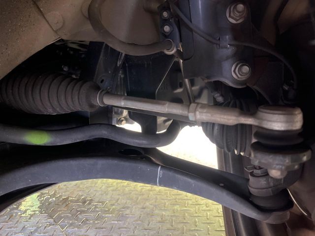 お車を安心してお乗りいただく為には、足回りの定期点検が欠かせません。サービスサポート（有償保証）では無料点検もご提供しており、安心のカーライフをお過ごしいただけるサポート体制が整っています。