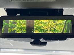 【スマートリヤビューミラー】後席の大きな荷物や同乗者で後方が確認しづらい時でも安心！カメラが撮影した車両後方の映像をルームミラー内に表示。クリアな視界で状況の確認が可能です！