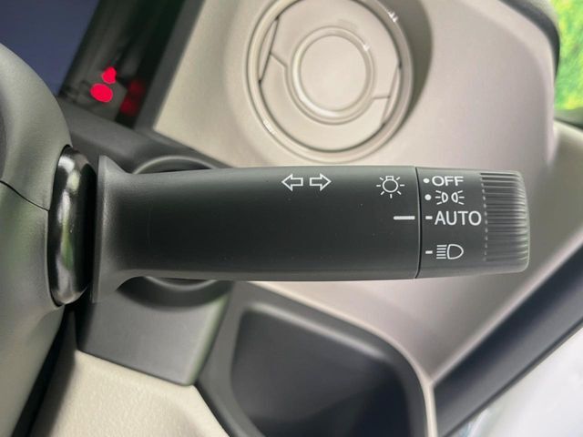 【オートライト】周りの明るさに応じて自動でヘッドライトの点灯・消灯ができる機能です！ライトの付け忘れ・消し忘れなどが無くなり、雨の日や夕方の走行も安心！トンネル通過時も便利ですね♪
