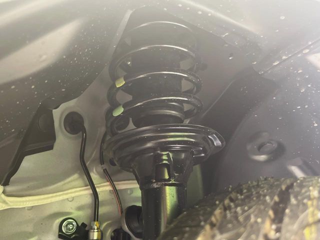 お車を安心してお乗りいただく為には、足回りの定期点検が欠かせません。サービスサポート（有償保証）では無料点検もご提供しており、安心のカーライフをお過ごしいただけるサポート体制が整っています。