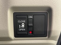 【パワースライドドア】スマートキーや運転席のスイッチでスライドドアの開閉が可能♪電動だから力を入れてドアを開ける必要が無く、小さいお子様でも、重い荷物を持っている時もラクに開け閉めできます♪