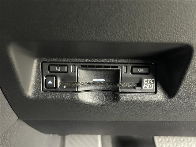 【ETC2.0（DSRC/ITSスポット）】ETCカードを挿入すれば料金所はノンストップで通過できます。ETC限定の割引や、高速道路の情報提供サービスを利用できます。