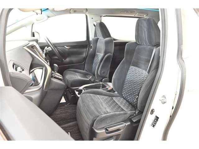 中古車をキレイで気持ちよくお乗りいただけるよう、エンジンルームからシートを外した洗浄まで、目に見えない部分も徹底的に洗浄しています！