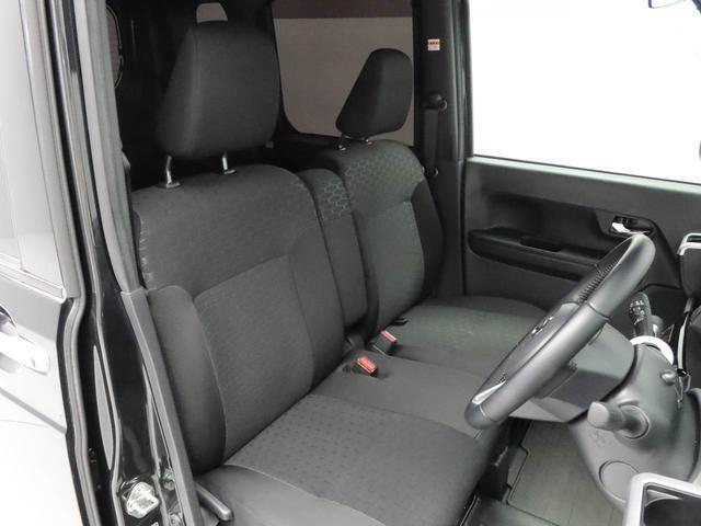 運転席横　ベンチシートで足元を広々とお使いいただけます。