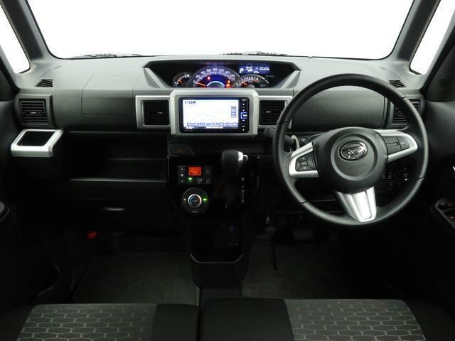 センターメーターで視界良好な運転席廻りです。運転時の視線移動が少なくて済むので安全性にも一役買ってくれますね。ぜひ一度ご覧になってください。見易さが違いますよ